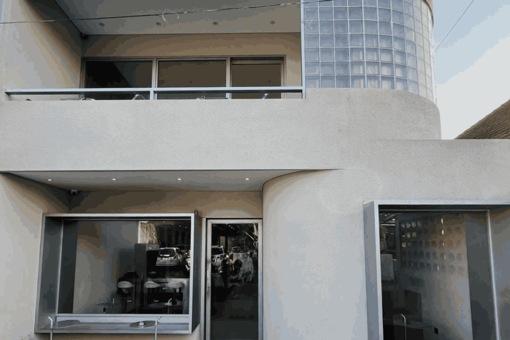 Desain café 2 lantai yang minimalis dengan warna netral