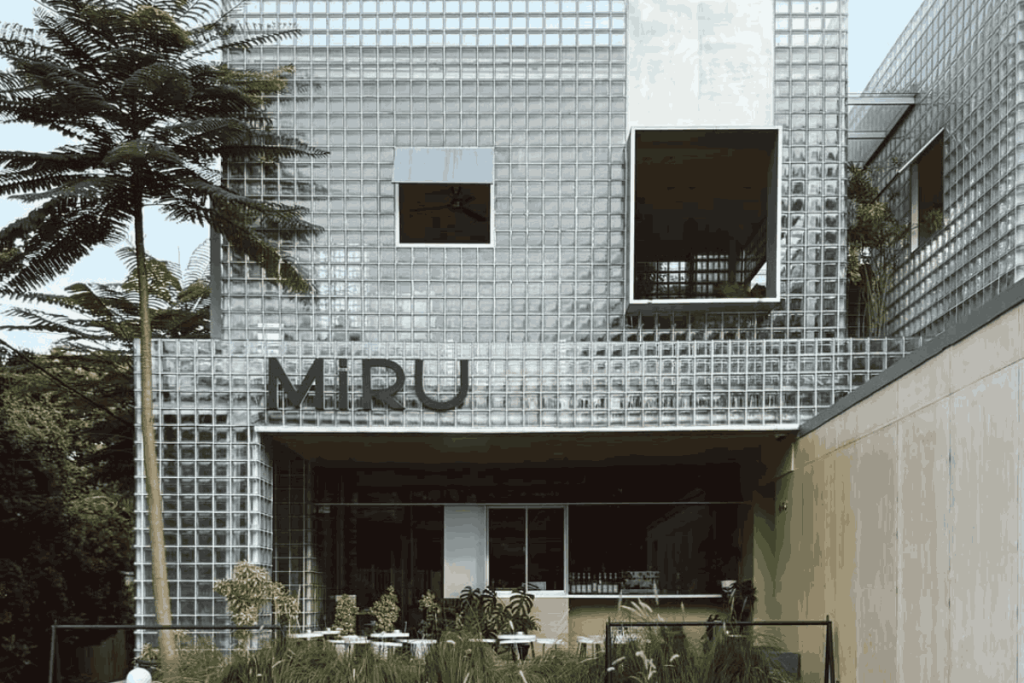 Café 2 lantai yang menggunakan glass block